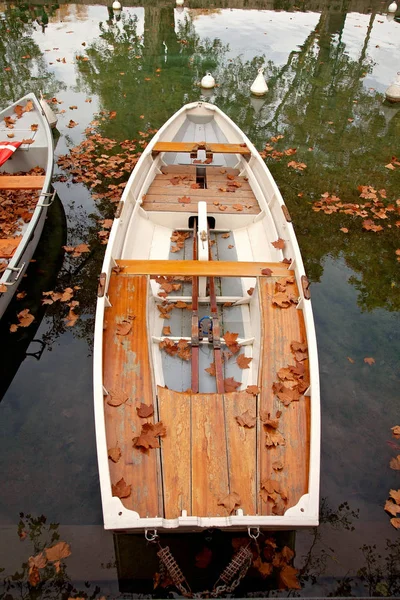 Barcos Canal Con Hojas Otoño Caídas Temporada Otoñal Dorada — Foto de Stock