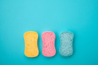 Deterjan ve temizlik Aksesuarları pastel renkte. Temizleme Servisi, küçük iş fikri, Bahar Temizlik kavramı. Düz yatıyordu, en iyi görünümü.