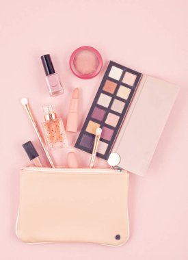 Mockup pastel pembe arka plan, düz yatıyordu, en iyi görünümü üzerinde makyaj kozmetik ürünleri. Kadın güzellik moda dekoratif.