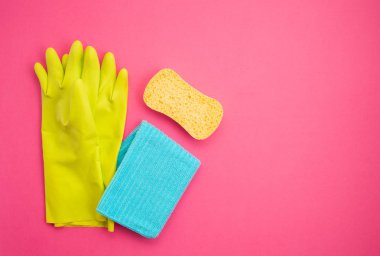 Deterjan ve temizlik Aksesuarları pastel renkte. Temizleme Servisi, küçük iş fikri, Bahar Temizlik kavramı. Düz yatıyordu, en iyi görünümü.