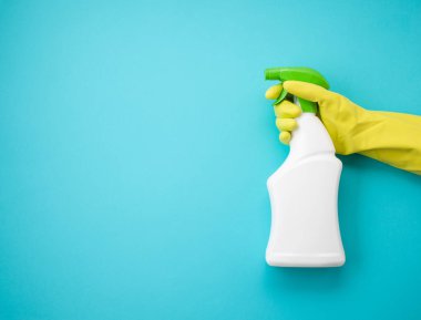 Deterjan ve temizlik Aksesuarları pastel renkte. Temizleme Servisi, küçük iş fikri, Bahar Temizlik kavramı. Düz yatıyordu, en iyi görünümü.