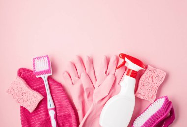 Deterjan ve temizlik Aksesuarları pastel renkte. Temizleme Servisi, küçük iş fikri, Bahar Temizlik kavramı. Düz yatıyordu, en iyi görünümü.