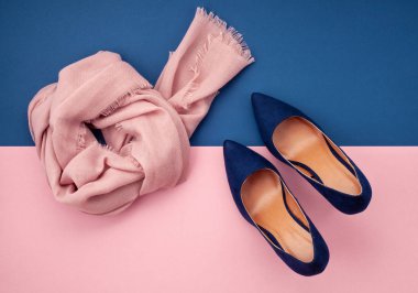 Düz sonbahar Bayan aksesuarlar koleksiyonu ile yatıyordu. Alışveriş, moda blog, satış, hediye fikirleri kavramı. Üstten görünüm