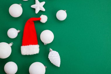 Yeşil arka plan üzerinde kırmızı Santa şapka şenlikli Noel dekorasyon 