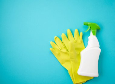 Deterjan ve temizlik Aksesuarları pastel renkte. Temizleme Servisi, küçük iş fikri, Bahar Temizlik kavramı. Düz yatıyordu, en iyi görünümü.