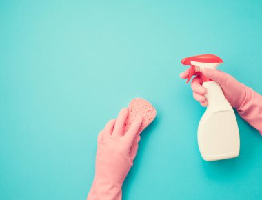 Deterjan ve temizlik Aksesuarları pastel renkte. Temizleme Servisi, küçük iş fikri, Bahar Temizlik kavramı. Düz yatıyordu, en iyi görünümü.