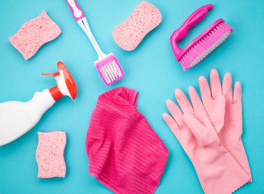 Deterjan ve temizlik Aksesuarları pastel renkte. Temizleme Servisi, küçük iş fikri, Bahar Temizlik kavramı. Düz yatıyordu, en iyi görünümü.