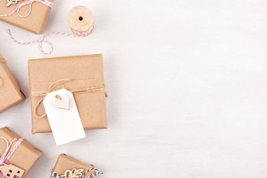 Düz modern minimalist Noel hediyeleri ve ahşap Noel dekorasyon beyaz zemin üzerinde yatıyordu