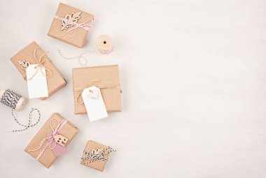 Düz modern minimalist Noel hediyeleri ve ahşap Noel dekorasyon beyaz zemin üzerinde yatıyordu