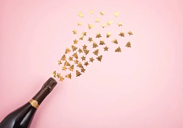 Творческое Фото Бутылки Шампанского Конфетти Розовом Фоне — стоковое фото