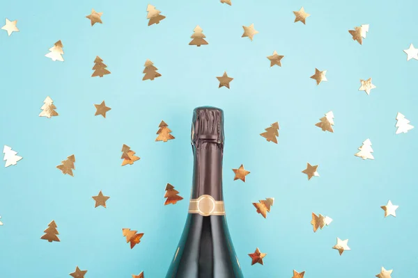 Foto Creativa Botella Champán Con Confeti Decoración Navidad Sobre Fondo — Foto de Stock