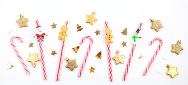 Düz parlak Noel süslemeleri ile yatıyordu. Banner yeni yıl kutlama ve Noel kavramı ile