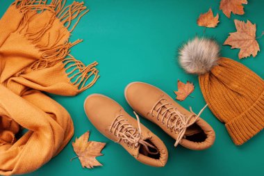 Soğuk hava için rahat ve sıcak kıyafetlerle yatıyordu. Rahat bir sonbahar, kışlık kıyafet alışverişi, satış, moda renk konsepti.