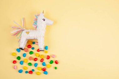 Pinata'yı geleneksel Meksika kağıt parti parça. Yıldönümleri ve Doğum günü kutlamak için şeker dolu