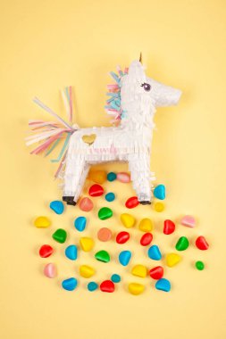 Pinata'yı geleneksel Meksika kağıt parti parça. Yıldönümleri ve Doğum günü kutlamak için şeker dolu