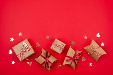 Düz parlak Noel süslemeleri ile yatıyordu. Yeni yıl kutlama ve Noel kavramı