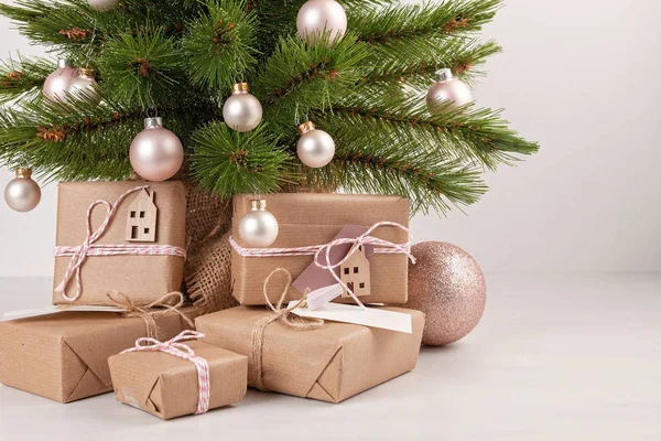 Krásné Zdobené Vánoční Strom Zabalené Dárky Vánoce Nový Rok Oslava — Stock fotografie