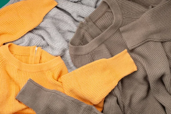 寒い天候のための快適な暖かい服とフラットレイアウト 快適な秋 冬の服のショッピング 流行の色のコンセプトでスタイル — ストック写真