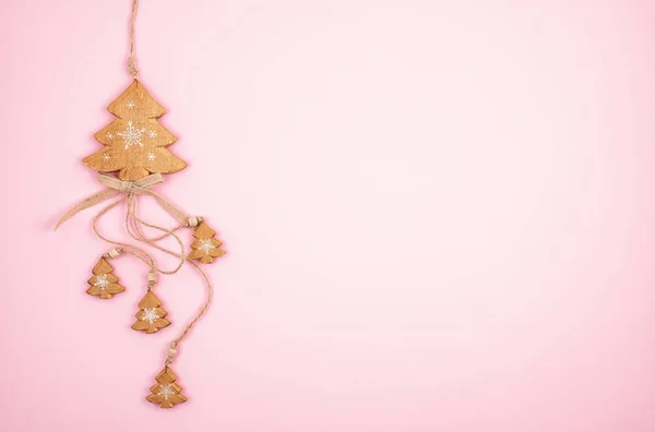Traditionele Houten Decoratie Van Kerstmis Pastel Roze Achtergrond — Stockfoto