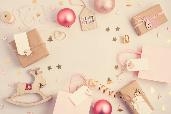 크리스마스 선물과 파스텔 색상의 크리스마스 장식의 — 스톡 사진