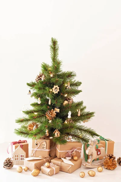 Sarılmış Hediyeler Ile Güzel Bir Şekilde Dekore Edilmiş Noel Ağacı — Stok fotoğraf