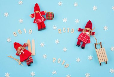 Yaratıcı Chrismas ve yeni yıl tebrik kartı mavi pastel renkli. Sezon kutlama, kış konsepti