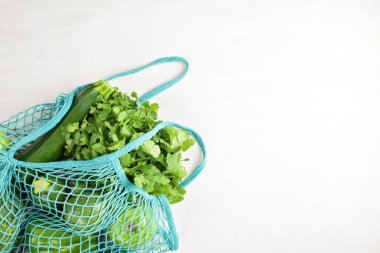 Üstten görünüm taze organik sebze yeşil renkli. Kavramı farklı mevsim yeme sağlıklı. Organik Tarım, tarım, Pazar, alışveriş