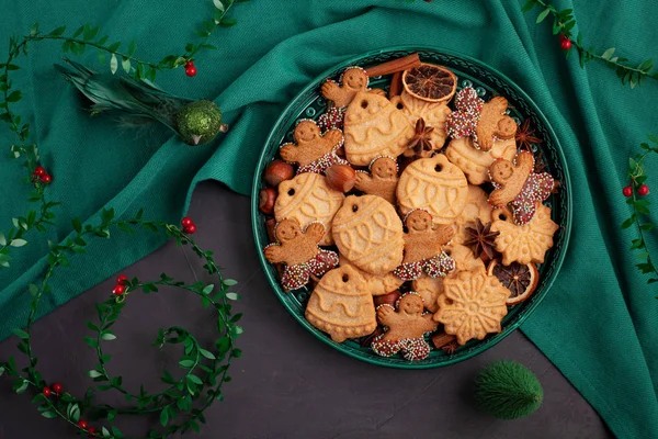 Leckere Hausgemachte Weihnachtsplätzchen Auf Dem Grünen Teller Weihnachtsdekoration Gewürze — Stockfoto