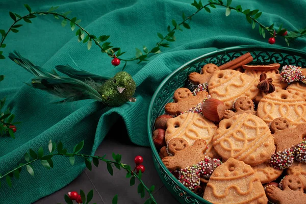 Νόστιμα Σπιτικά Μπισκότα Χριστουγέννων Στην Καταπράσινη Πλάκα Χριστουγεννιάτικη Διακόσμηση Μπαχαρικά — Φωτογραφία Αρχείου