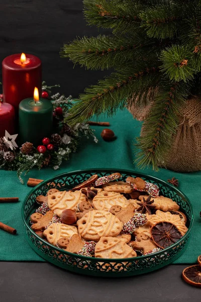 Leckere Hausgemachte Weihnachtsplätzchen Auf Dem Grünen Teller Weihnachtsdekoration Gewürze Und — Stockfoto