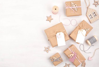 Morden minimalist Noel hediyeleri ve ahşap Noel dekorasyon pastel renklerde düz yatıyordu