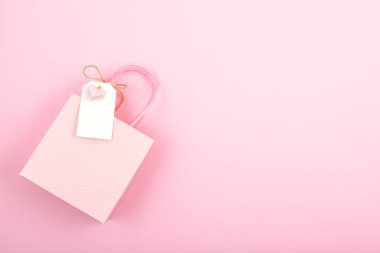 Yaratıcı görüntü hediye çanta ve kutu pembe pastel renklerde boş etiketi, kalp ve Noel dekorasyonu ile. Noel, Saint Valentine, Doğum günü alışveriş, satış ve hediyeler kavramı