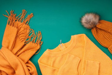 Soğuk hava için rahat ve sıcak kıyafetlerle yatıyordu. Rahat bir sonbahar, kışlık kıyafet alışverişi, satış, moda renk konsepti.