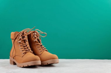 Konfor sıcak soğuk hava için botlar. Rahat sonbahar, kış giyim alışveriş, satış, trendy tarzı kavramı renkler