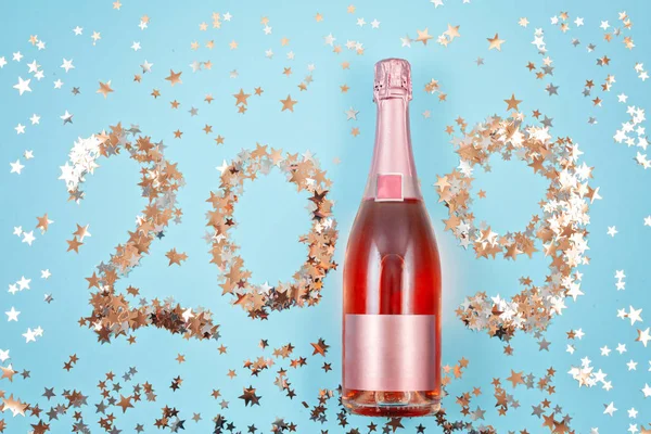 Творческое Фото Бутылки Шампанского Конфетти Синем Фоне Плоская Планировка Рождества — стоковое фото