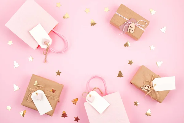 Plat Leggen Van Minimalistische Kerstcadeaus Morden Houten Kerstdecoratie Pastel Kleuren — Stockfoto