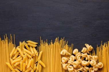 İtalyan makarna. Geleneksel İtalyan mutfağı. Düz makarna çeşitli ile yatıyordu