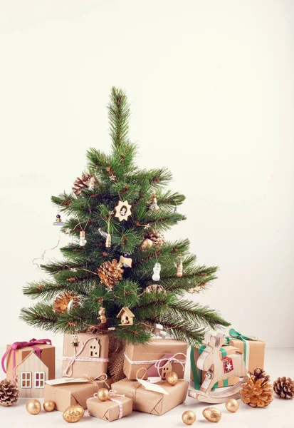 ラップされたギフトで美しく飾られたクリスマス ツリー クリスマスと新年のお祝いのコンセプト — ストック写真