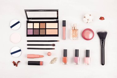 Mockup makyaj kozmetik ürünleri, düz yatıyordu, en iyi görünüm. Kadın güzellik moda görüntü için satış, alışveriş, moda ve güzellik Bloglar
