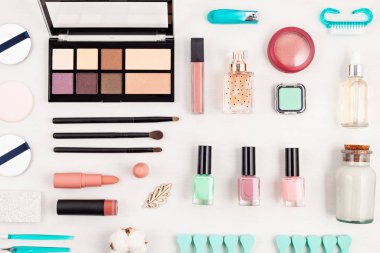 Mockup kozmetik ürünleri ve tırnak bakımı, düz yatıyordu, makyaj üstten görünüm. Kadın güzellik moda görüntü için satış, alışveriş, moda ve güzellik Bloglar