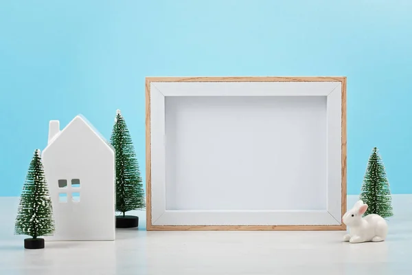 Mały Zabawka Białe Domy Białe Króliki Świątecznych Dekoracji Pusta Ramka — Zdjęcie stockowe