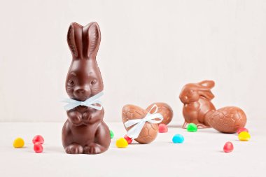 Çikolata yumurta ve ahşap arka plan, metin için yer bunny Paskalya kompozisyonu