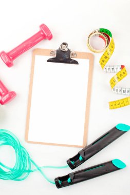 Kırmızı dambıl, spor aletleri, spor aletleri, fotokopi alanının üst görüntüsü. Sağlıklı yaşam tarzı ve kilo verme kavramı