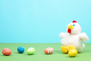 Paskalya dekorasyon pastel arka plan üzerinde. Paskalya kutlamaları kavramı