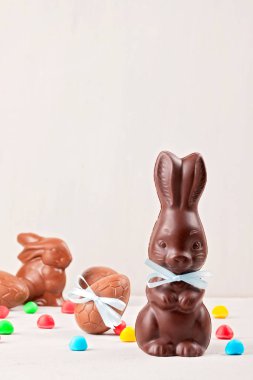 Çikolata yumurta ve ahşap arka plan, metin için yer bunny Paskalya kompozisyonu
