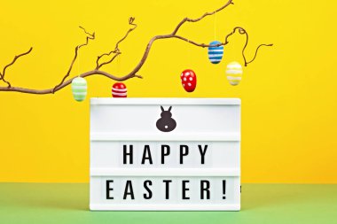 Mutlu Paskalya metinle pastel arka plan üzerinde ışık kutusu. Paskalya kutlamaları kavramı