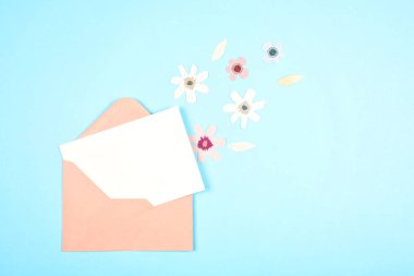 Bahar, Paskalya dekorasyon üzerinde kopya alanı ile mavi pastel backgroung ile boş oyun kağıdı