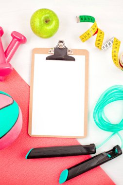 Kırmızı dambıl, spor aletleri, spor aletleri, fotokopi alanının üst görüntüsü. Sağlıklı yaşam tarzı ve kilo verme kavramı