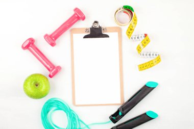 Kırmızı dambıl, spor aletleri, spor aletleri, fotokopi alanının üst görüntüsü. Sağlıklı yaşam tarzı ve kilo verme kavramı
