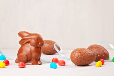Çikolata yumurta ve ahşap arka plan, metin için yer bunny Paskalya kompozisyonu